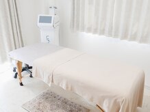 salon Tink 【フェイシャル/小顔/リフトアップ/たるみ】の雰囲気（店内は白基調の仕様でありベッドは一台のプライベート空間。）