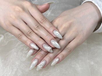 ヒラソルネイル(Girasol nail)/綺麗な形でネイルもキレイ!