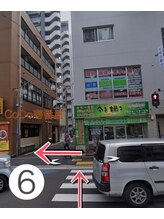 リーム(Re:im)/美容院の前の横断歩道を渡り