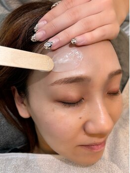 ソレスフィー(soresfy)の写真/【大人気♪フェイシャルwax】産毛と一緒に毛穴の汚れや角質も除去！ワントーン明るいツルスベ肌に♪