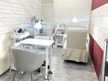 駅から徒歩４分の好立地。スポーツジム併設サロン。