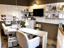 映画が流れている落ち着いた空間でゆっくりとお過ごしください