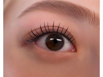 アペックスビューティーサロン(APEX BEAUTY SALON)の写真/【驚きの持続力×上向き美まつ毛】LCカールラッシュで瞳を大きく☆根元から立ち上げ理想のキープ力を実現♪