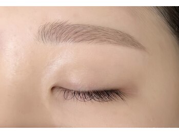 ヘアメイクアンクの写真/【他店では出来ない『間引きスタイリング』】剛毛眉毛からふんわり眉毛に変身♪骨格分析で理想の美眉に!!