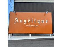アンジュリーク(Ange'ique)の雰囲気（目印は、分かりやすい看板！お車スペースもゆったり。）