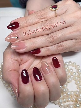 アールビューティー(R.beauty)の写真/“大人可愛い”を叶える技術力が自慢♪お仕事柄派手なネイルが出来ない方にも◎シンプルだけど可愛いを実現
