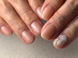 大人可愛いフラワーネイル