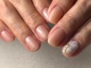 大人可愛いフラワーネイル