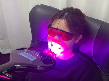 ホワイトニングバー 心斎橋オーパ店/LEDライトで光を歯に照射します