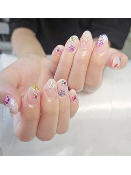 ビュービー ネイル(Beaubie Nail)の写真/華やかミニフラワーが主役!カラフルなネイルアートで、あなたの魅力を最大限に引き出す♪