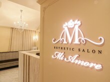 ミアモーレ(Mi Amore)の雰囲気（芸能人、アスリートも多数御来店。ロゴの前で撮影されています。）