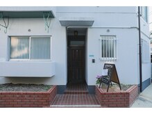 いたみいろどり整体院/白い３階建ての建物の１階です