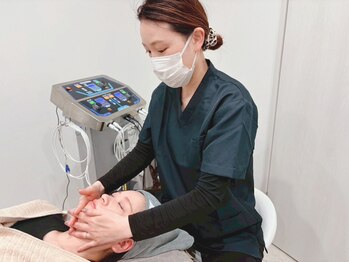 美容整体 ソワンの写真/フェイスラインの崩れは姿勢が原因かも？フェイシャルEMS×姿勢改善で土台から引き締める本格小顔ケア◆