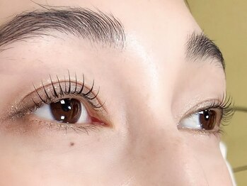 ユニアイラッシュ(uni eyelash)の写真/【ナチュラル目元美人】根元から立ち上げ、自然なパッチリ目元に★くるっと上向きまつ毛でノーメイク◎