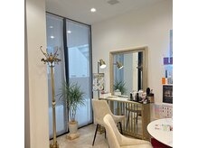 トータルスキンケア キュララ(Kyurara)の雰囲気（店内はとっても明るい雰囲気！フェイシャル後のメイクも大好評◎）