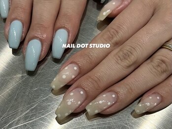 ネイルドットスタジオ 堺筋本町(NAIL DOT STUDIO)/水色×白ドット