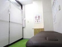 えがお鍼灸整骨院 栗東院の雰囲気（周りを気にせず、リラックスできる半個室のスペースもご用意！）