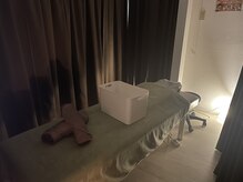 間接照明が灯りリラックスしやすい空間となってます☆