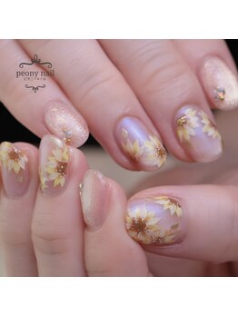 ピオニーネイル(peony nail)の写真/7月は夏空に咲くひまわり。透明感ある偏光マグネットと合わせた、涼やかで上品な夏ネイルです。