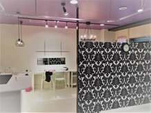 セレッソ(cerezo)の雰囲気(ラグジュアリーな店内で日々の喧騒を忘れる非日常感を…♪)