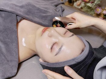 R-1ビューティーサロン 表参道の写真/EMS中高周波でインナーマッスルを鍛え、お肌の引き締め・たるみ改善