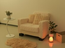 クヴェルビューティー(Kvell Beauty)の雰囲気（施術後はこちらのソファでお茶をお召し上がりいただけます。）