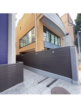 ベリンダ 表参道(BELINDA)/アクセ4..建物名の少し奥に進む