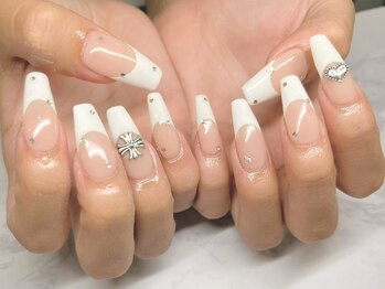 リエル(Riel)/白フレンチ×スタッズネイル