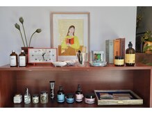 イツカネイル(itsuka nail)の雰囲気（ヘアアクセサリーなどの雑貨やヘアケア商品も並んでいます。）