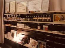 ネムリ スパ(NEMURI SPA)の雰囲気（厳選されたチェコ製オーガニック製品♪ 上段は信頼のディプロマ）