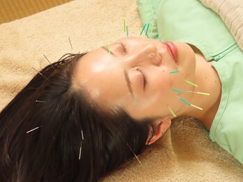 NAOホリスティック鍼灸サロンの写真/【美容鍼×マッサージ】リフトアップしながら小顔に導きます!鍼灸マッサージサロンで癒しのひと時を♪