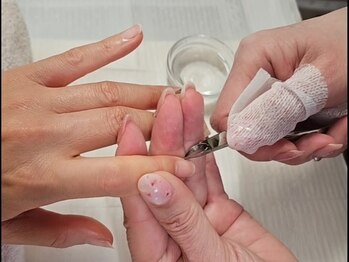 ネイルズアンドビューティー バイ エム(Nails and Beauty by M)の写真/「爪の形を整え、甘皮処理＆古い角質オフ」で、手入れが行き届いた清潔感のある美しい手元に！◎