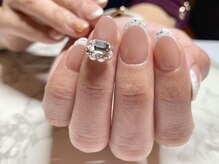 サロンドフォーエイチ(salon de 4H)/ビジュー付き白フレンチネイル