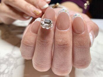 サロンドフォーエイチ(salon de 4H)/ビジュー付き白フレンチネイル