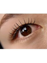 マイナス5歳の目元印象。まつげパーマ×エクステの最新技法で、下がりまつげを解消し瞳を明るく。