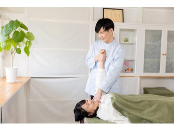 ポラリス整体院の写真/リラクゼーションのマッサージでも改善しない首肩こりを自律神経/内臓/頭部から整えやさしく整え根本改善。