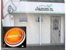 ジャミン(Jammin)の雰囲気（交差点の角で目の前には横断歩道あり。オレンジの看板が目印♪）