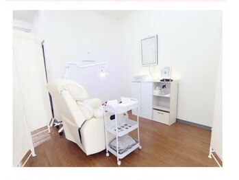 ホワイトニングショップ 広面店/ふかふかのリクライニングチェア