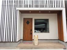コティ(Koti)の雰囲気（白い格子の外観が目印。駐車場は目の前に完備☆）