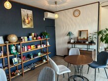 C. HEALTH & GLOWの雰囲気(オシャレな内装で気分もUP♪)