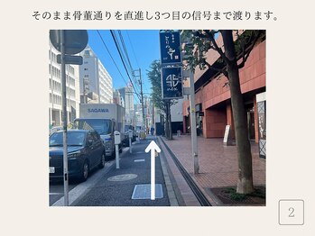 マイナプラ 表参道(myna+)/骨董通りを直進します。