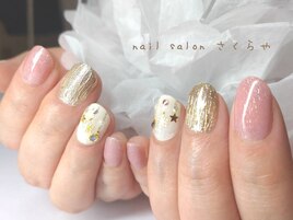 優しいラメ×オーナメントネイル