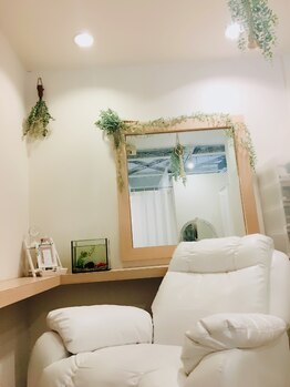 アイラッシュアンドヘアメイク チュラ(chula)/店内1《白を基調のお部屋》