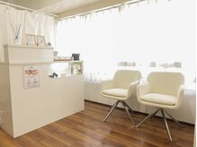 ホワイトアイ 福岡博多(WHITE EYE)/太陽光の入る清潔感のある店内