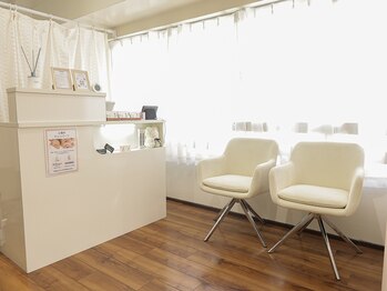 ホワイトアイ 福岡博多(WHITE EYE)/太陽光の入る清潔感のある店内