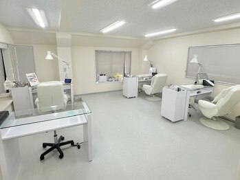 プリュム(Plume)の写真/白を基調とした清潔感のある店内◆落ち着いた静かな空間で自分好みのデザインが叶う♪抜群の再現度◎