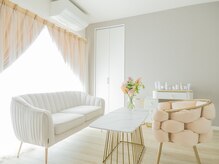 サロンドジョリーの雰囲気（広々とした空間でゆったりとお過ごしいただけます。）
