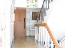 黄色の看板「金英堂」が目印。ほそやのサンドさん横に入口あり