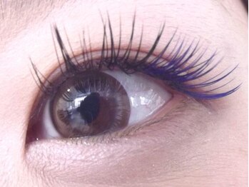 スリジエ(Cerisier)/ブルーのカラーエクステで魅力UP