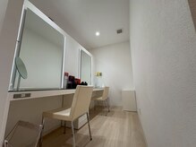 ポーラ ザ ビューティ 稲毛海岸駅前(POLA THE BEAUTY)の雰囲気（エステ後はメイクコーナーへ鏡を見るのが楽しみに変わる場所♪）